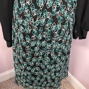 Size 8 Petite women’s skirt with a black background and sea foam green & white